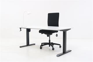 Kontorsæt med bordplade i hvid, stelfarve i sort, hvid bordlampe og sort kontorstol